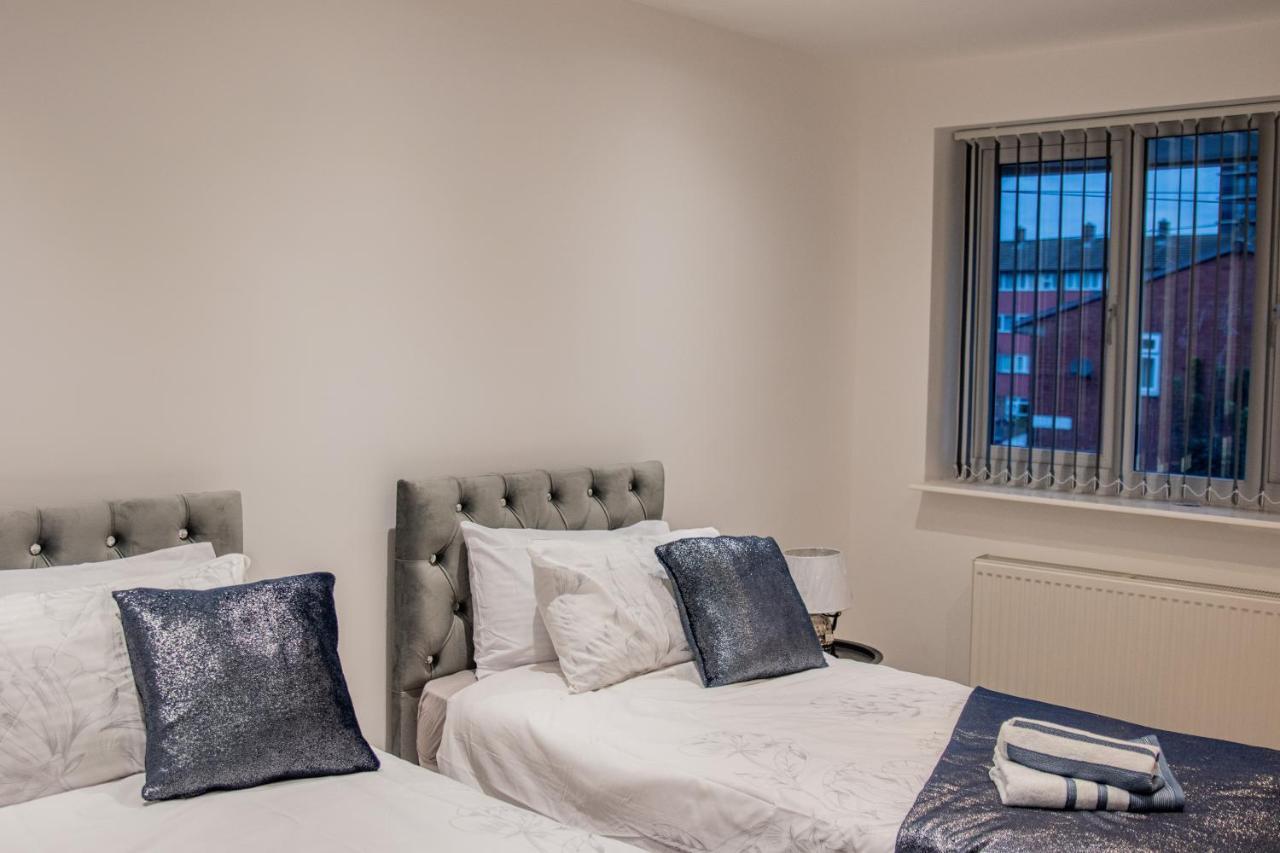Bv Comfy Spacious 3 Bedroom House At Tatton Street Манчестър Екстериор снимка