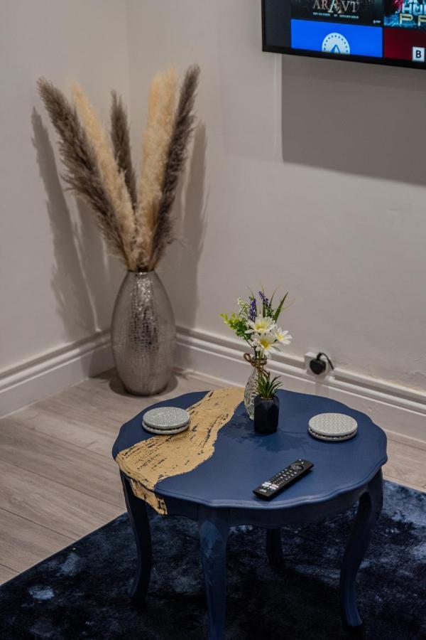 Bv Comfy Spacious 3 Bedroom House At Tatton Street Манчестър Екстериор снимка
