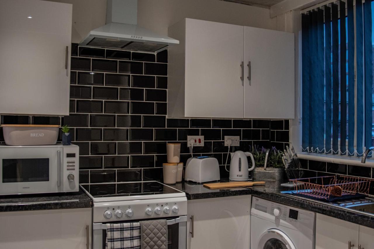 Bv Comfy Spacious 3 Bedroom House At Tatton Street Манчестър Екстериор снимка