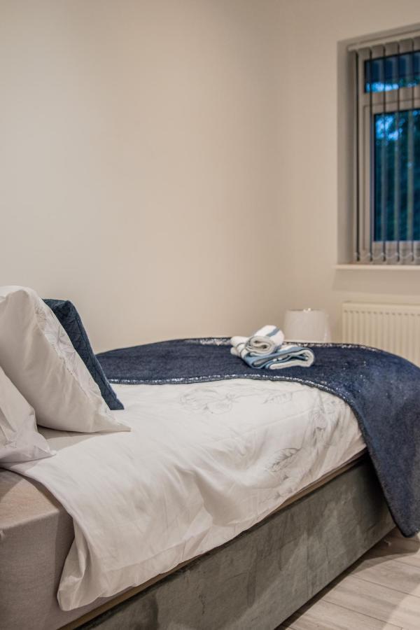 Bv Comfy Spacious 3 Bedroom House At Tatton Street Манчестър Екстериор снимка