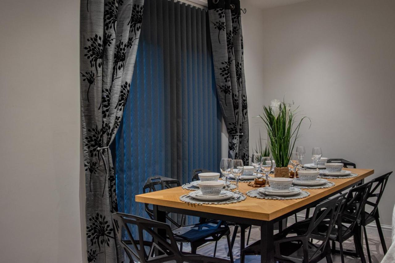 Bv Comfy Spacious 3 Bedroom House At Tatton Street Манчестър Екстериор снимка