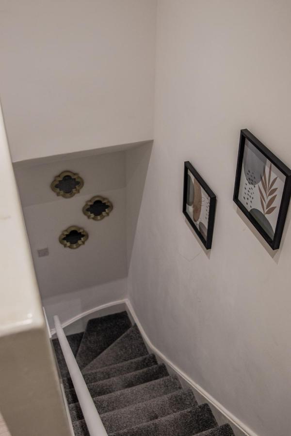 Bv Comfy Spacious 3 Bedroom House At Tatton Street Манчестър Екстериор снимка