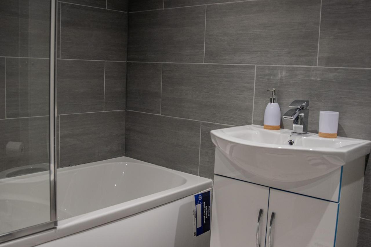 Bv Comfy Spacious 3 Bedroom House At Tatton Street Манчестър Екстериор снимка