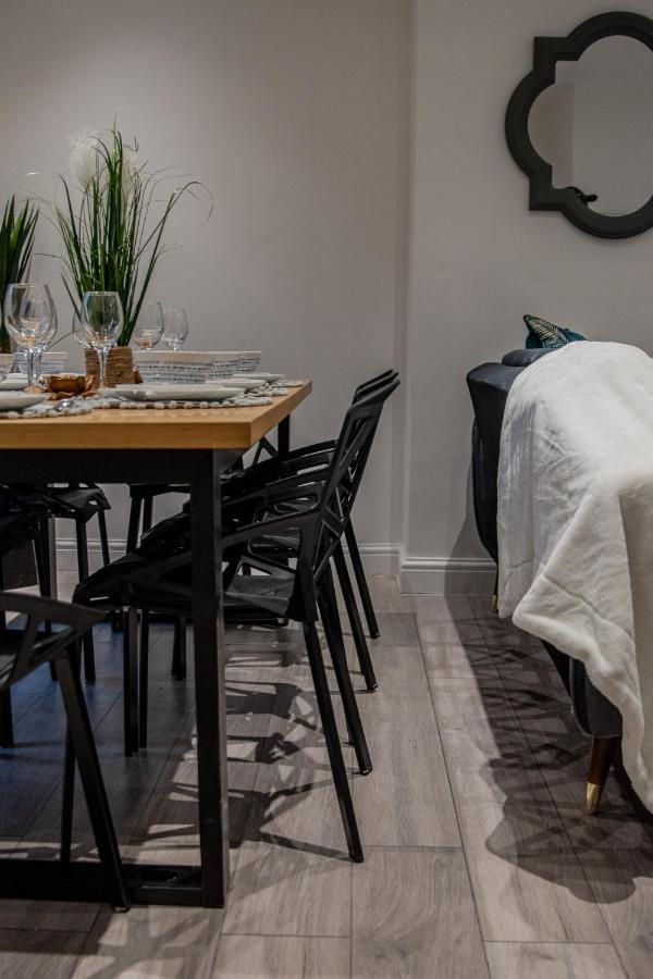 Bv Comfy Spacious 3 Bedroom House At Tatton Street Манчестър Екстериор снимка