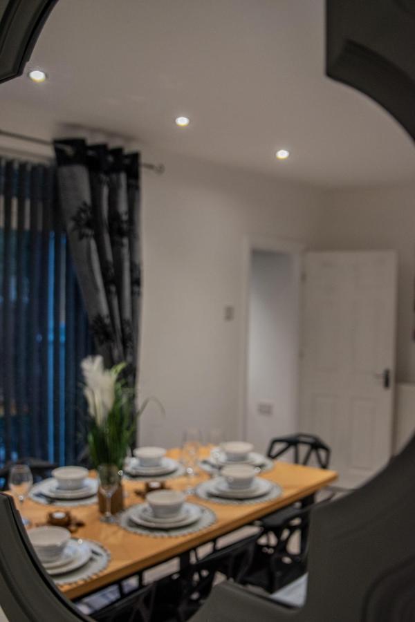 Bv Comfy Spacious 3 Bedroom House At Tatton Street Манчестър Екстериор снимка